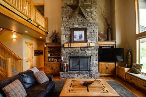 House, 5 Bedrooms | Living area