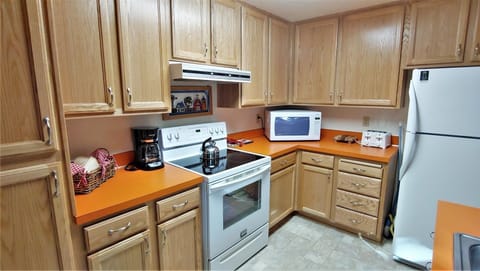 Apartment, 2 Bedrooms | Private kitchen | Fridge, oven, coffee/tea maker