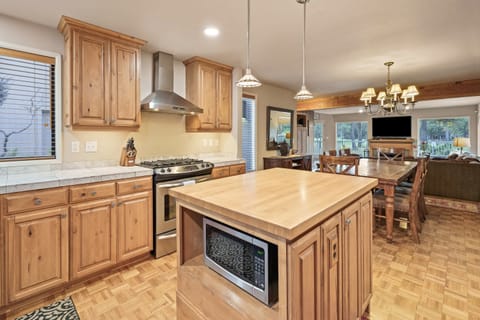 House, 5 Bedrooms | Private kitchen | Fridge, oven, coffee/tea maker, toaster