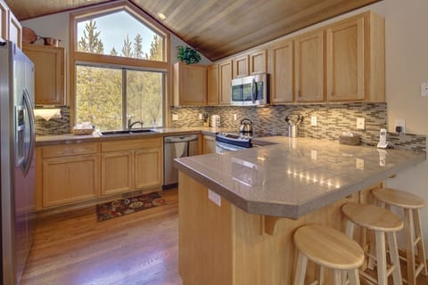 House, 2 Bedrooms | Private kitchen | Fridge, oven, coffee/tea maker, toaster