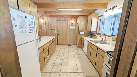 Condo, 4 Bedrooms | Private kitchen | Fridge, oven, coffee/tea maker