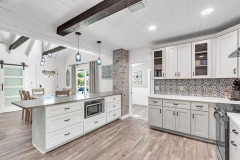 House, Multiple Beds (Curvy Coco) | Private kitchen | Oven, toaster