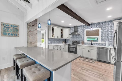 House, Multiple Beds (Curvy Coco) | Private kitchen | Oven, toaster