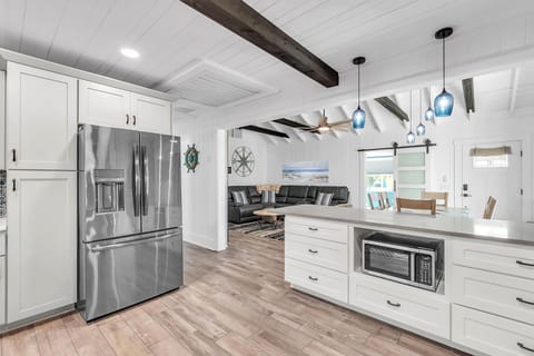 House, Multiple Beds (Curvy Coco) | Private kitchen | Oven, toaster