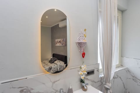 Deluxe Room | Bathroom | Hair dryer, towels, soap, shampoo