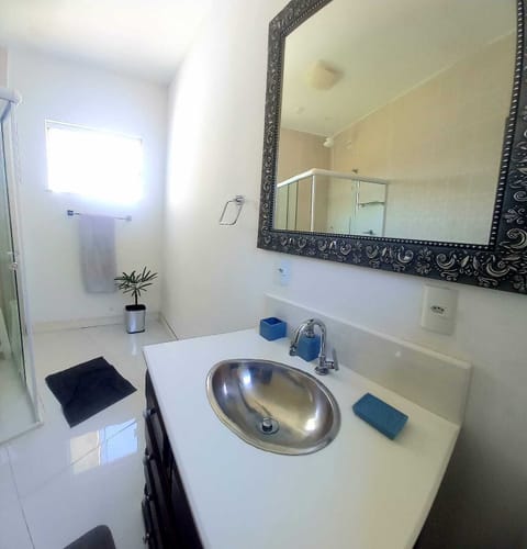 Deluxe Suite, Garden View | Bathroom | Towels, soap, shampoo, toilet paper