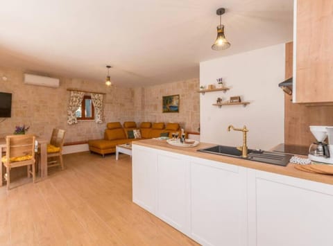 Villa (Heated Pool Retreat) | Living room