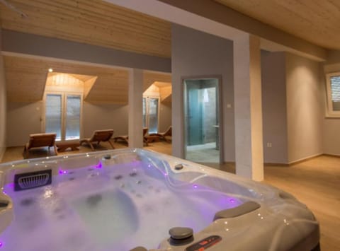 House (Six Bedroom Holiday House With Pool) | Sauna