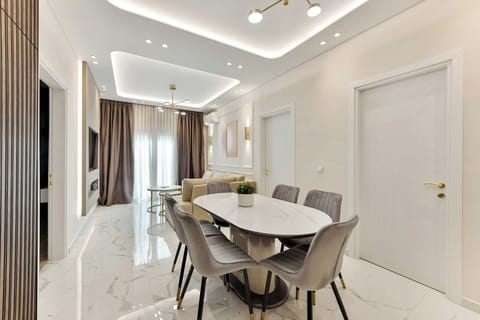 Apartment, 3 Bedrooms | Dining room