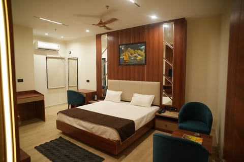 Suite | Desk, laptop workspace, free WiFi