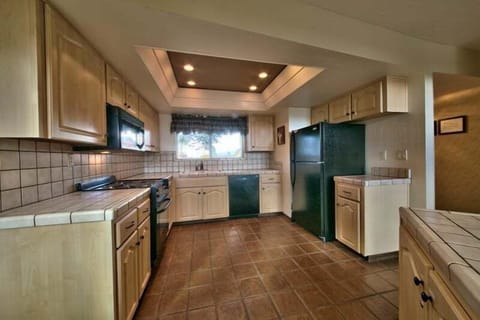 House, 4 Bedrooms | Private kitchen