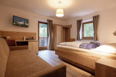 Premium bedding, down comforters, in-room safe, individually decorated