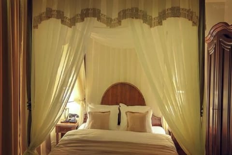 Minibar, in-room safe, soundproofing, Internet