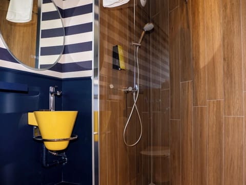 chambre Simple Classique vue mer | Bathroom | Free toiletries, hair dryer, towels, soap