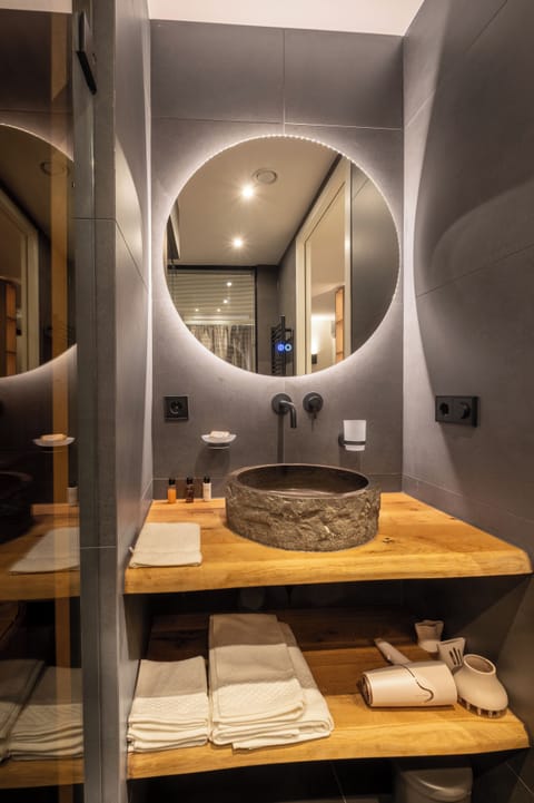 Luxury Apartment with Balcony and Sauna | Bathroom | Separate tub and shower, free toiletries, hair dryer, towels