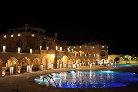 2 outdoor pools