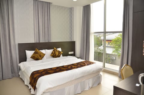 Deluxe Room, 1 King Bed | In-room safe, desk, WiFi (free)