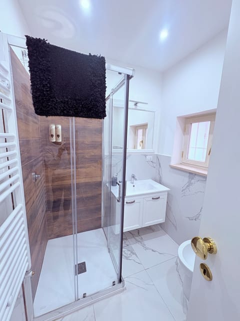 Comfort Twin Room, Patio, Courtyard View | Bathroom | Shower, free toiletries, hair dryer, bidet