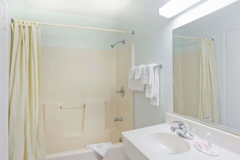 Combined shower/tub, free toiletries, hair dryer, towels