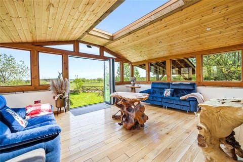 House, 5 Bedrooms, Balcony, Garden View | Living area | Books