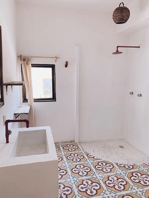 Classic Double Room, Pool View | Bathroom