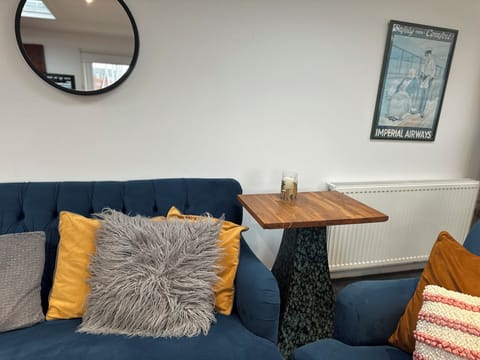 House, 6 Bedrooms, Smoking | Living room