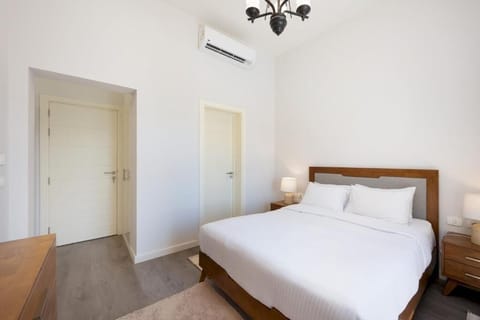 Superior Villa, 4 Bedrooms, Private Pool, Lake View | Premium bedding, iron/ironing board, WiFi (free), bed sheets