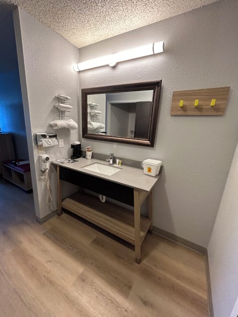 Room, 1 King Bed, Accessible, Non Smoking (Mobility Accessible) | Desk, iron/ironing board, free WiFi, bed sheets