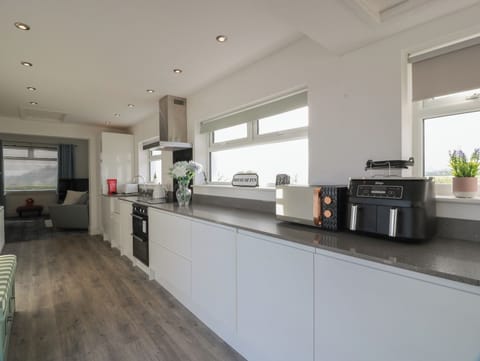 Dishwasher, cookware/dishes/utensils
