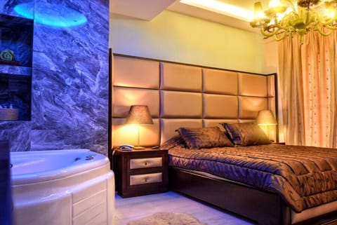 Deluxe Suite | In-room safe, free cribs/infant beds, free WiFi, bed sheets