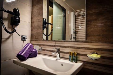 Junior Suite, Sea View | Bathroom | Shower, hair dryer, towels, soap
