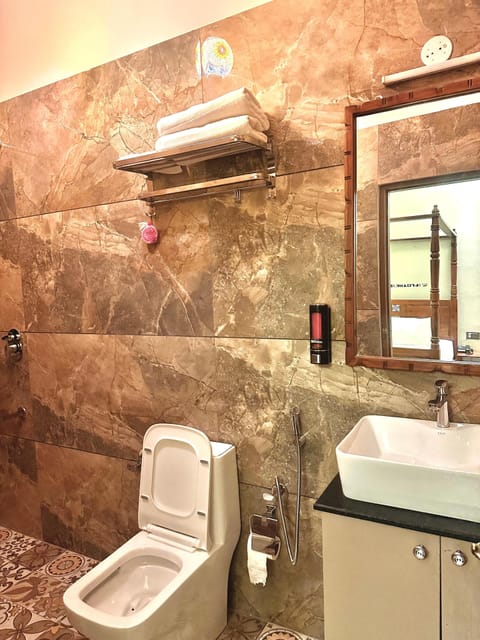 Deluxe Bungalow | Bathroom | Shower, free toiletries, towels, toilet paper