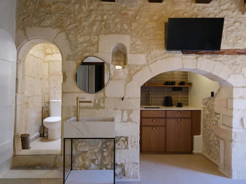 Standard Studio | Private kitchen | Full-size fridge, stovetop, espresso maker, coffee/tea maker