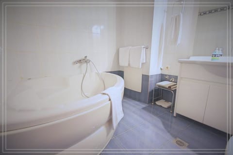 Suite | Bathroom | Bathtub, free toiletries, hair dryer, towels