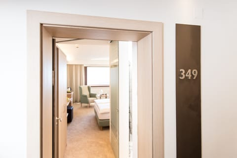 Premium bedding, down comforters, minibar, in-room safe