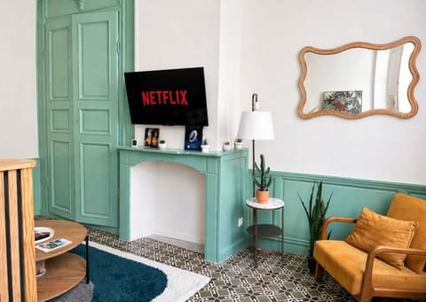 Standard Townhome, 2 Bedrooms, Kitchen | Living area | 100-cm Smart TV with digital channels, Netflix, streaming services
