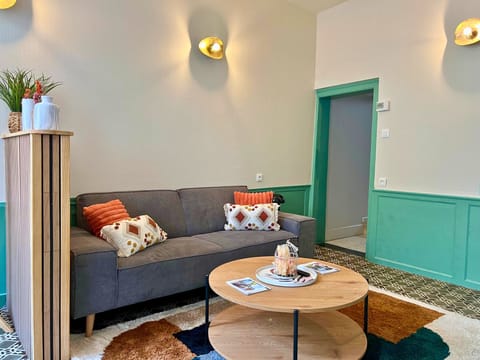 Standard Townhome, 2 Bedrooms, Kitchen | Living area | 100-cm Smart TV with digital channels, Netflix, streaming services