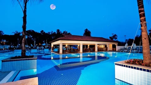3 outdoor pools, pool umbrellas, sun loungers