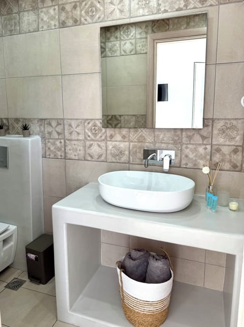 Towels, soap, shampoo, toilet paper