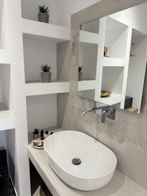 Towels, soap, shampoo, toilet paper