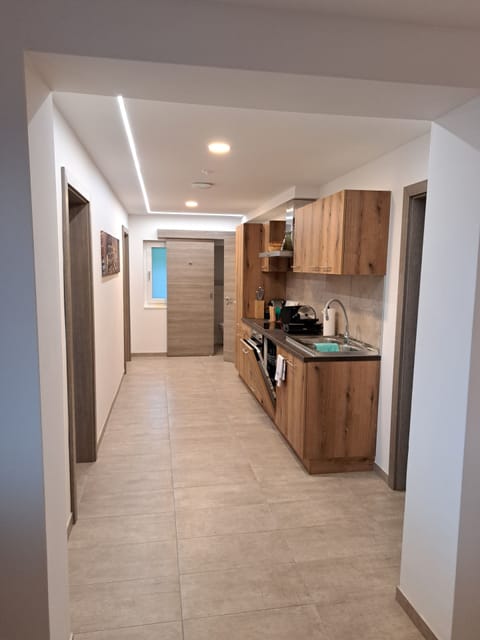 Family House, 6 Bedrooms | Private kitchen | Full-size fridge, stovetop, dishwasher, toaster