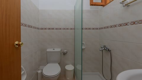 Double Room, 1 Double Bed, Balcony, Partial Sea View | Bathroom | Shower, rainfall showerhead, free toiletries, hair dryer