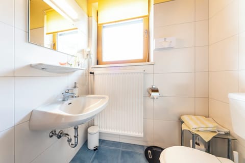 Double Room | Bathroom | Free toiletries, hair dryer, towels