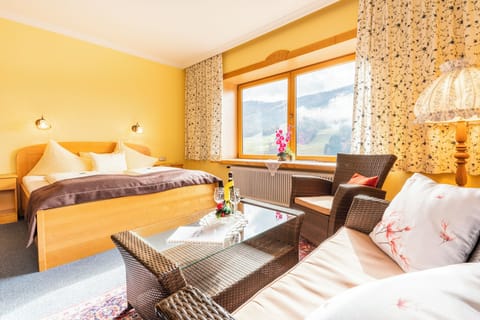 Double Room | Desk, free WiFi, bed sheets