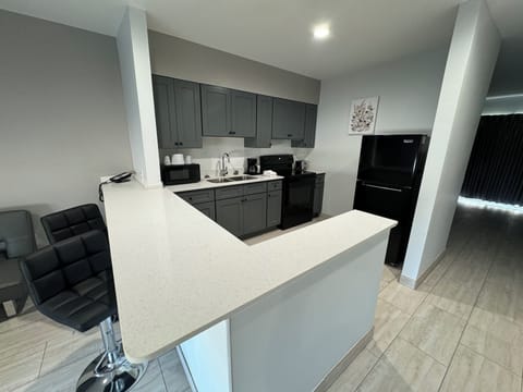Deluxe Studio Suite, 1 King Bed, Non Smoking, Kitchenette | Private kitchen | Fridge, microwave, coffee/tea maker