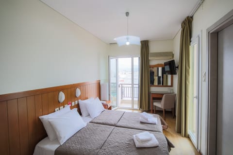 Twin Room | In-room safe, desk, free WiFi, bed sheets