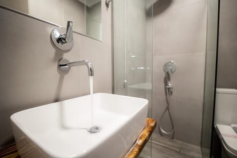 Superior Double Room | Bathroom | Shower, free toiletries, hair dryer, towels