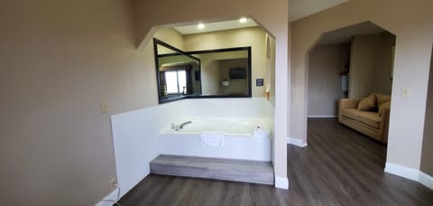 Studio Suite, 1 King Bed, Non Smoking | Private spa tub