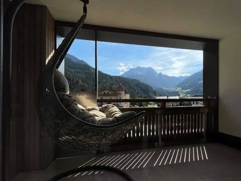 Junior Suite | Hypo-allergenic bedding, in-room safe, individually decorated