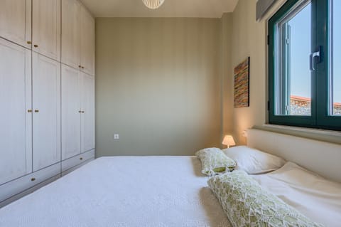 3 bedrooms, free cribs/infant beds, bed sheets